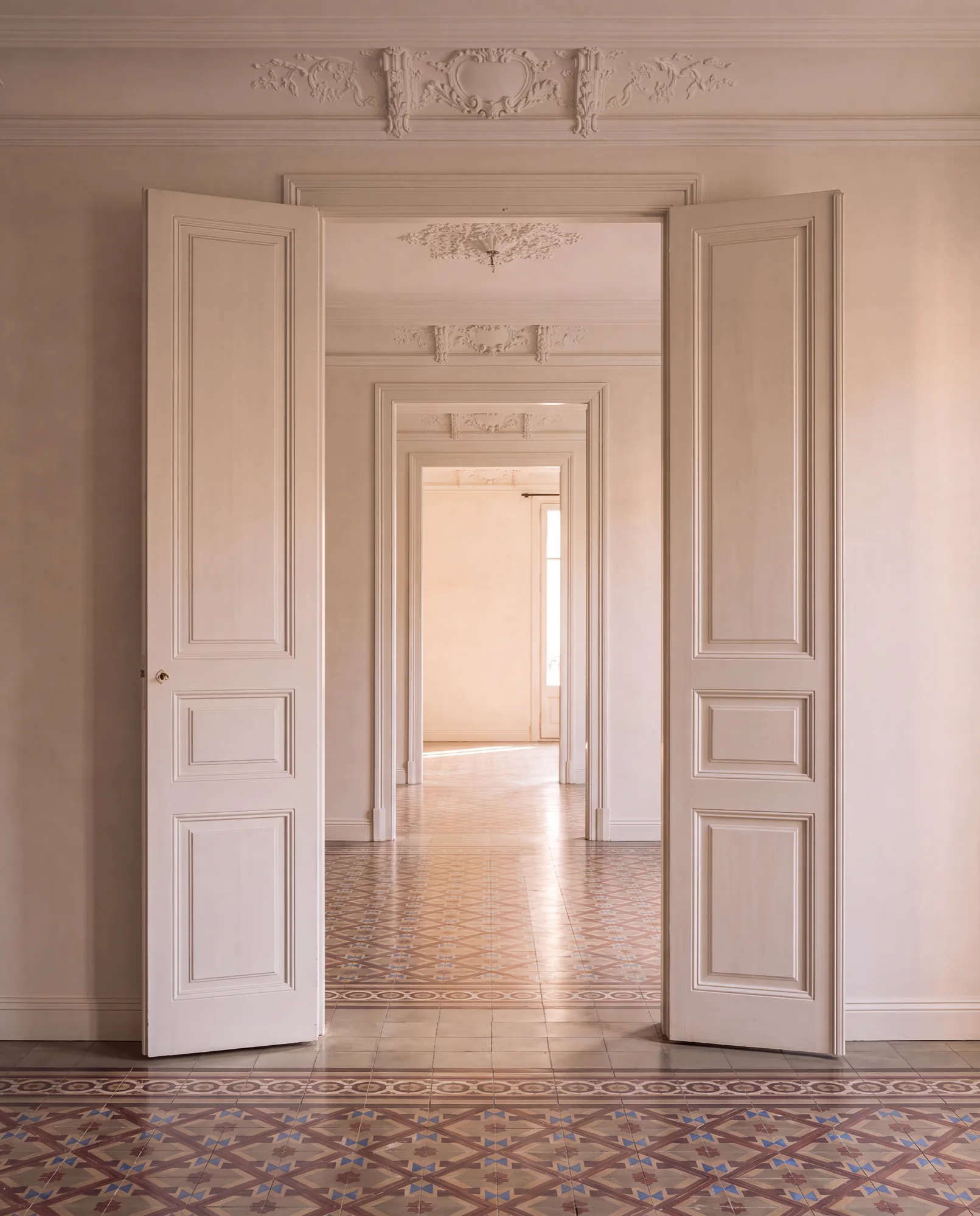 Piso del Eixample vacío y limpio tras el vaciado, con las puertas abiertas en enfilada