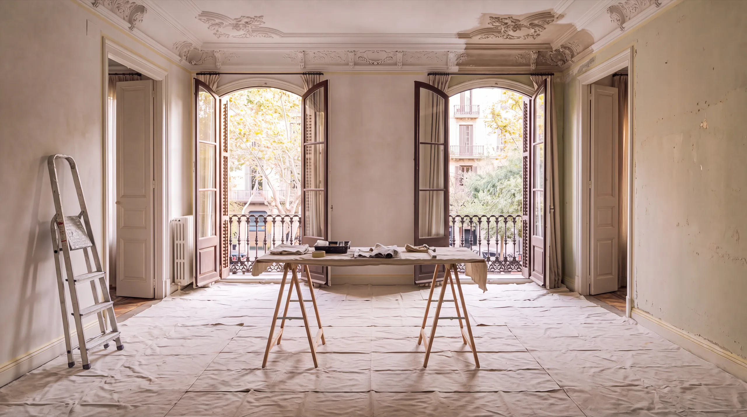 Salón protegido con lonas y caballete de pintor durante las reformas y reparaciones