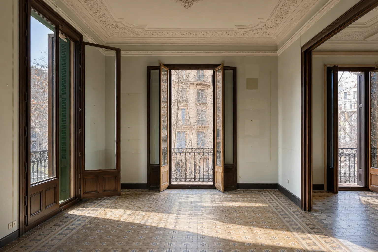 Piso del Eixample completamente vacío al final de la jornada, con el suelo de mosaico barrido y las marcas en la pared donde estaban los muebles