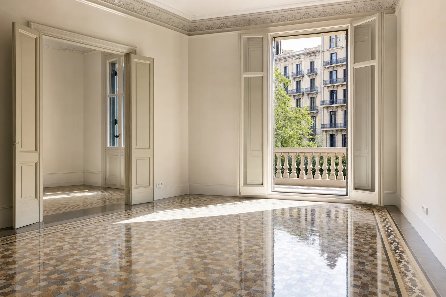 Piso vacío del Eixample recién limpiado a fondo, con el suelo de mosaico reflejando la luz y los cristales impecables